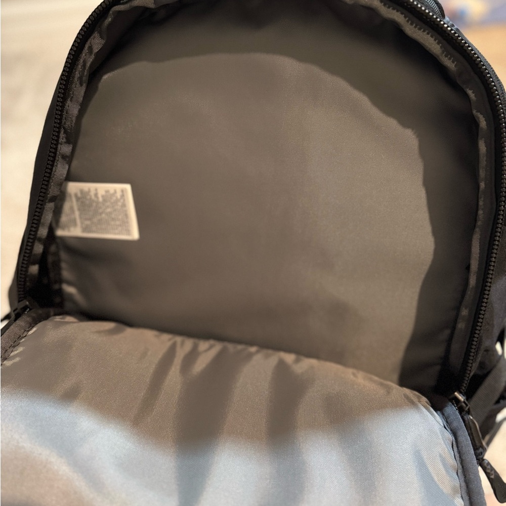 NWT The North Face Unisex Recon Day Travel Hike Student Backpack - Black - Picture 6 of 8